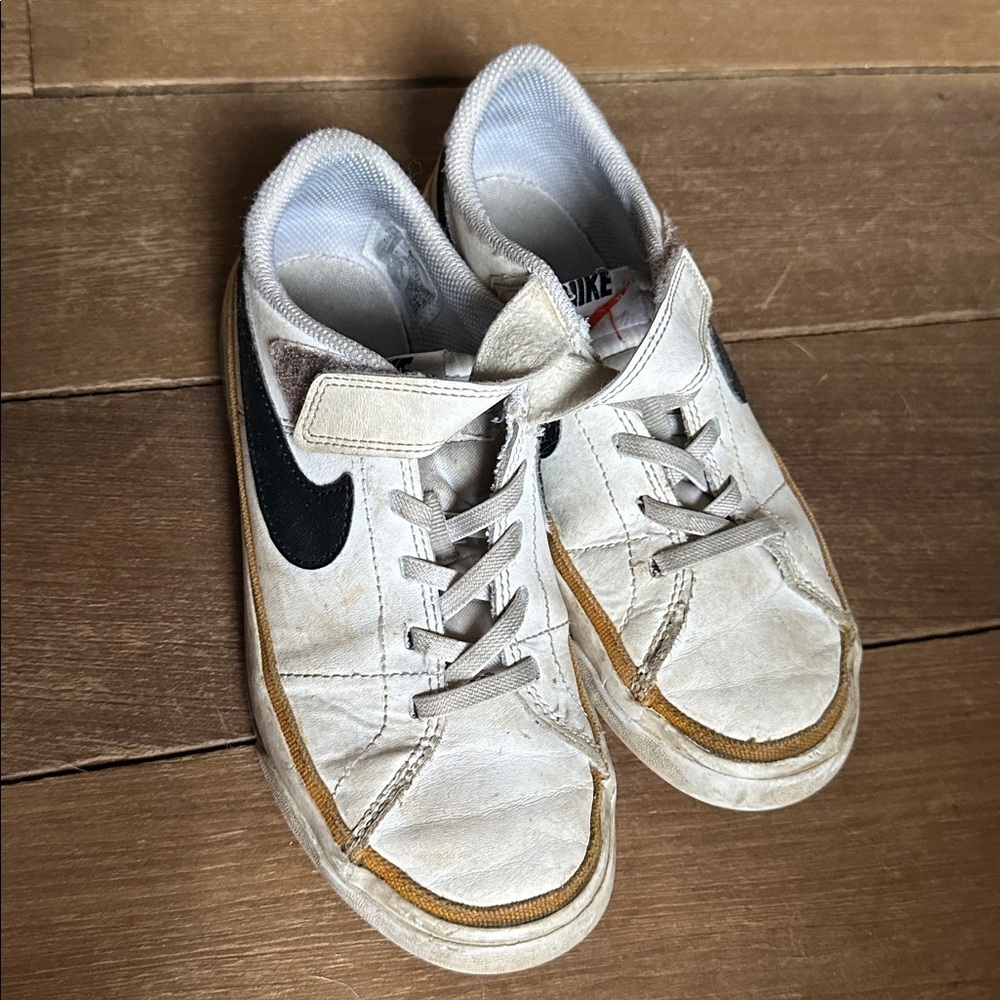 Nike kids sneakers size 1.5 Y - Picture 2 of 4
